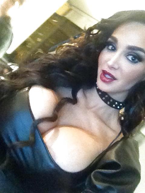 25P Amy: Hot Bimbo With Huge Fake Tits