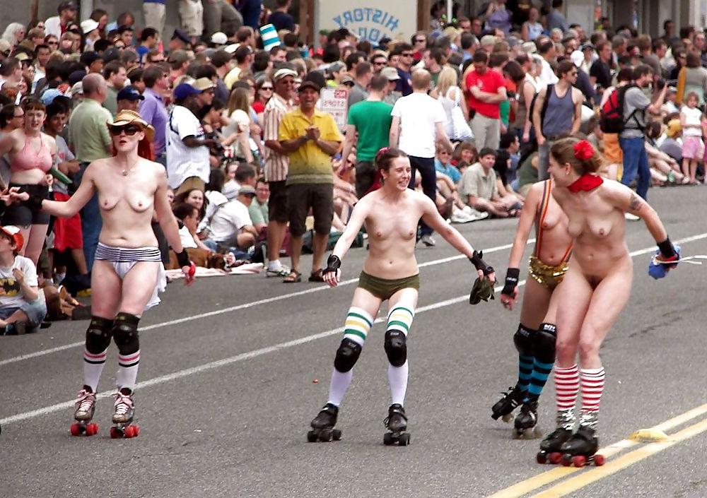 25P GIRLS TOGETHER: PUBLIC NUDITY TEENS SHOW THEIR TITS
