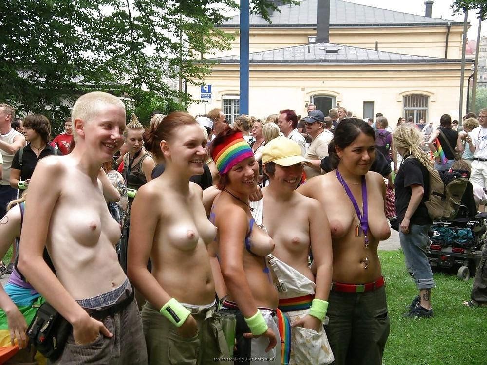 25P GIRLS TOGETHER: PUBLIC NUDITY TEENS SHOW THEIR TITS