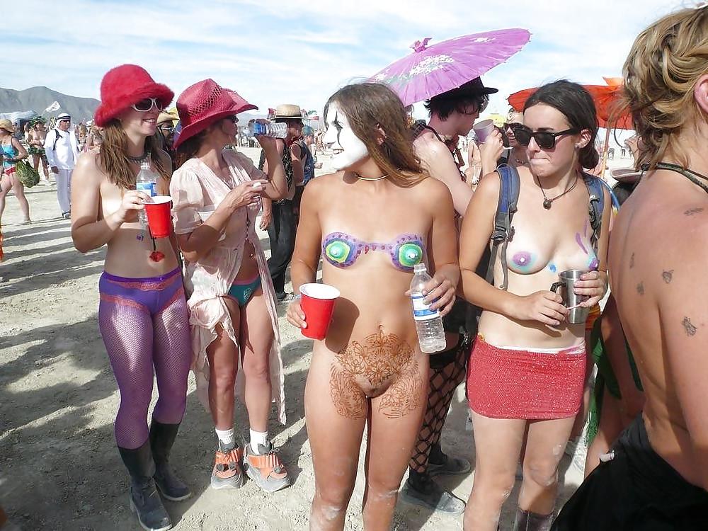 25P GIRLS TOGETHER: PUBLIC NUDITY TEENS SHOW THEIR TITS