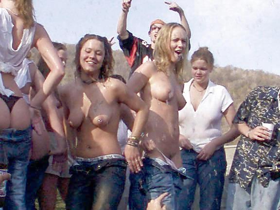 25P GIRLS TOGETHER: PUBLIC NUDITY TEENS SHOW THEIR TITS
