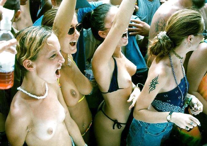 25P GIRLS TOGETHER: PUBLIC NUDITY TEENS SHOW THEIR TITS