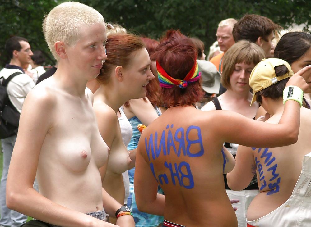 25P GIRLS TOGETHER: PUBLIC NUDITY TEENS SHOW THEIR TITS