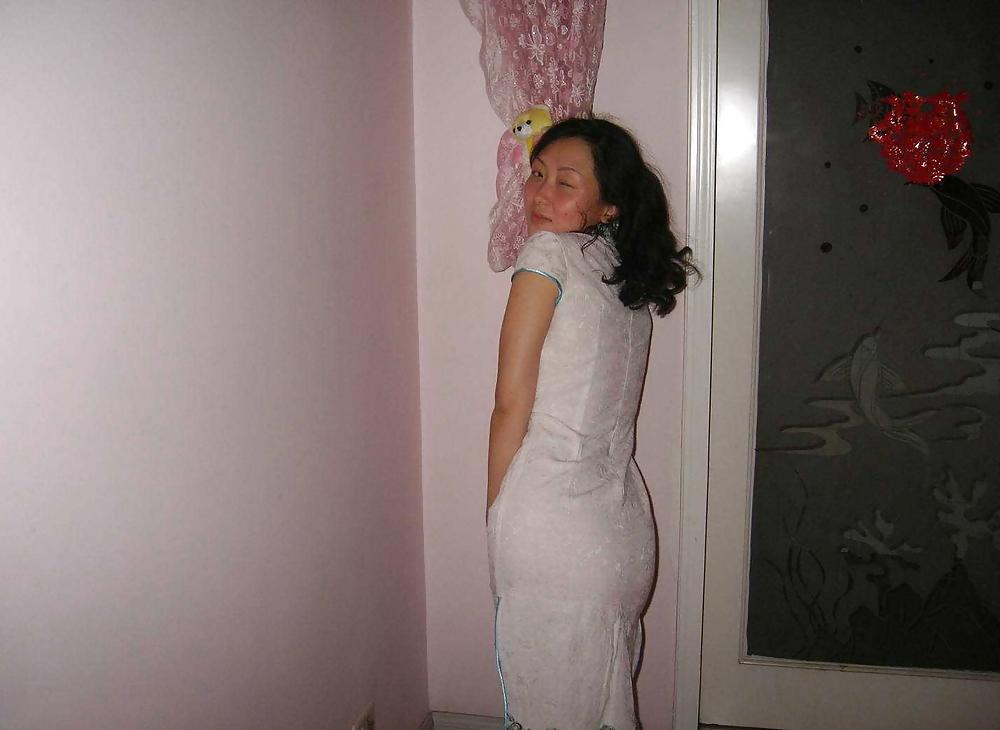 24P Chinese waitress no panties