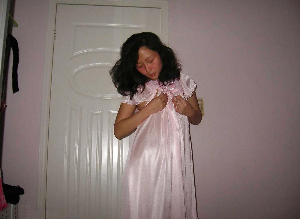 24P Chinese waitress no panties