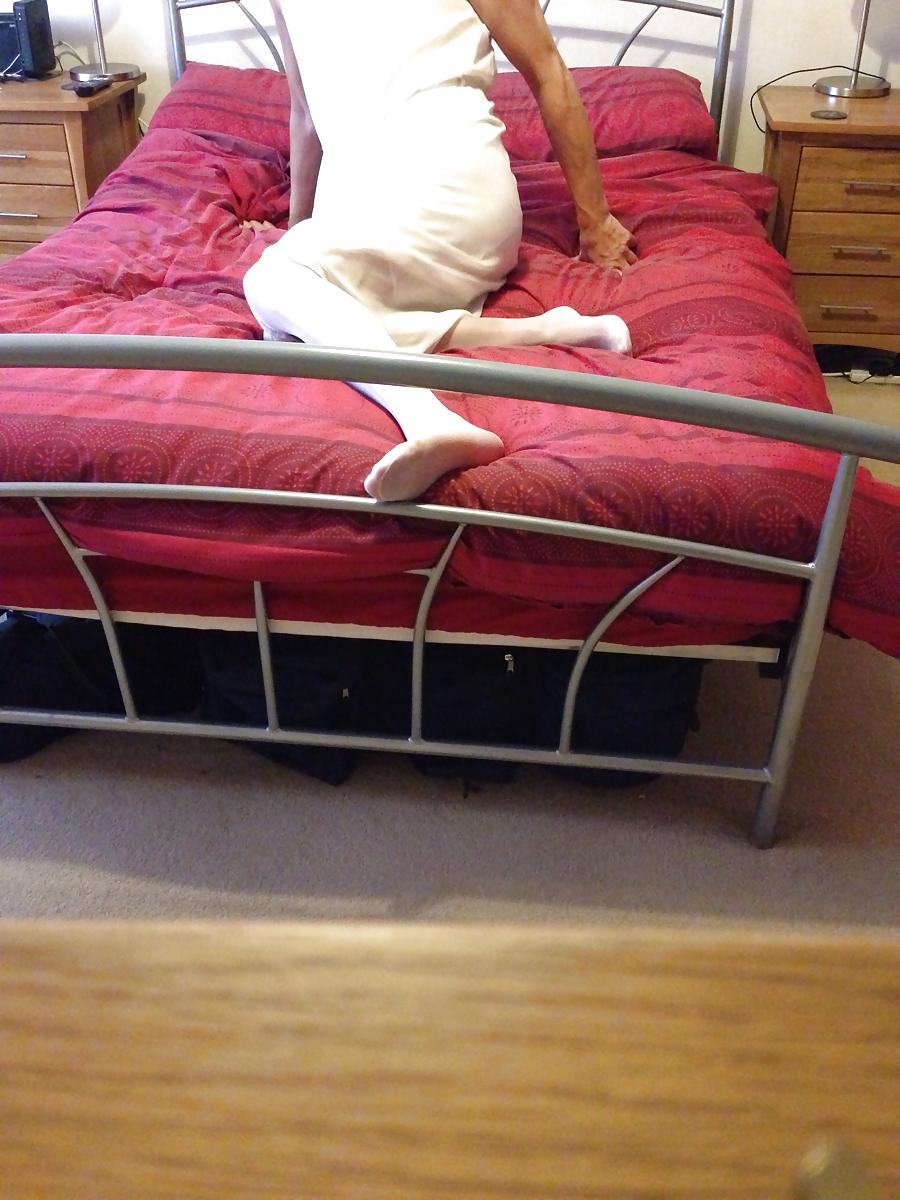 20P ON THE BED WITH MISTRESS TAWNEE