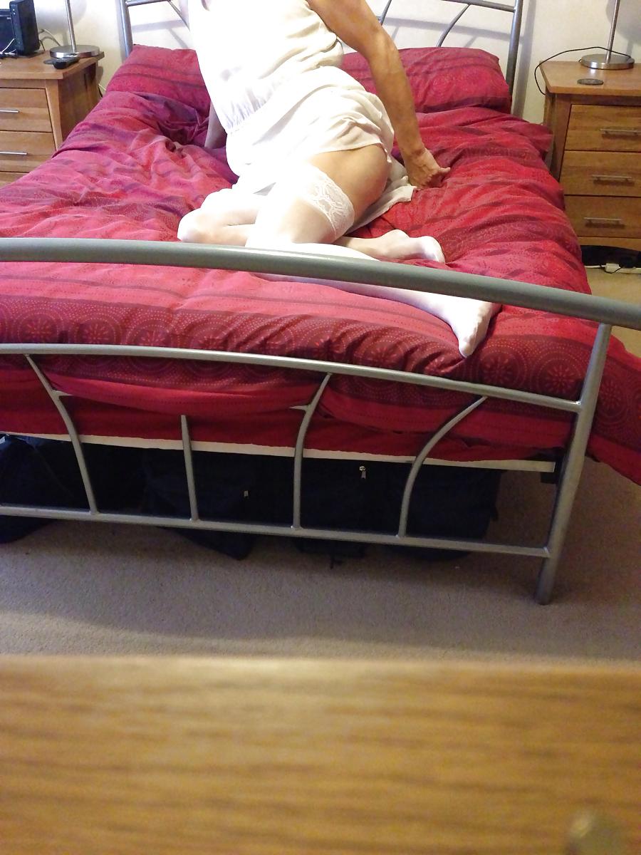 20P ON THE BED WITH MISTRESS TAWNEE