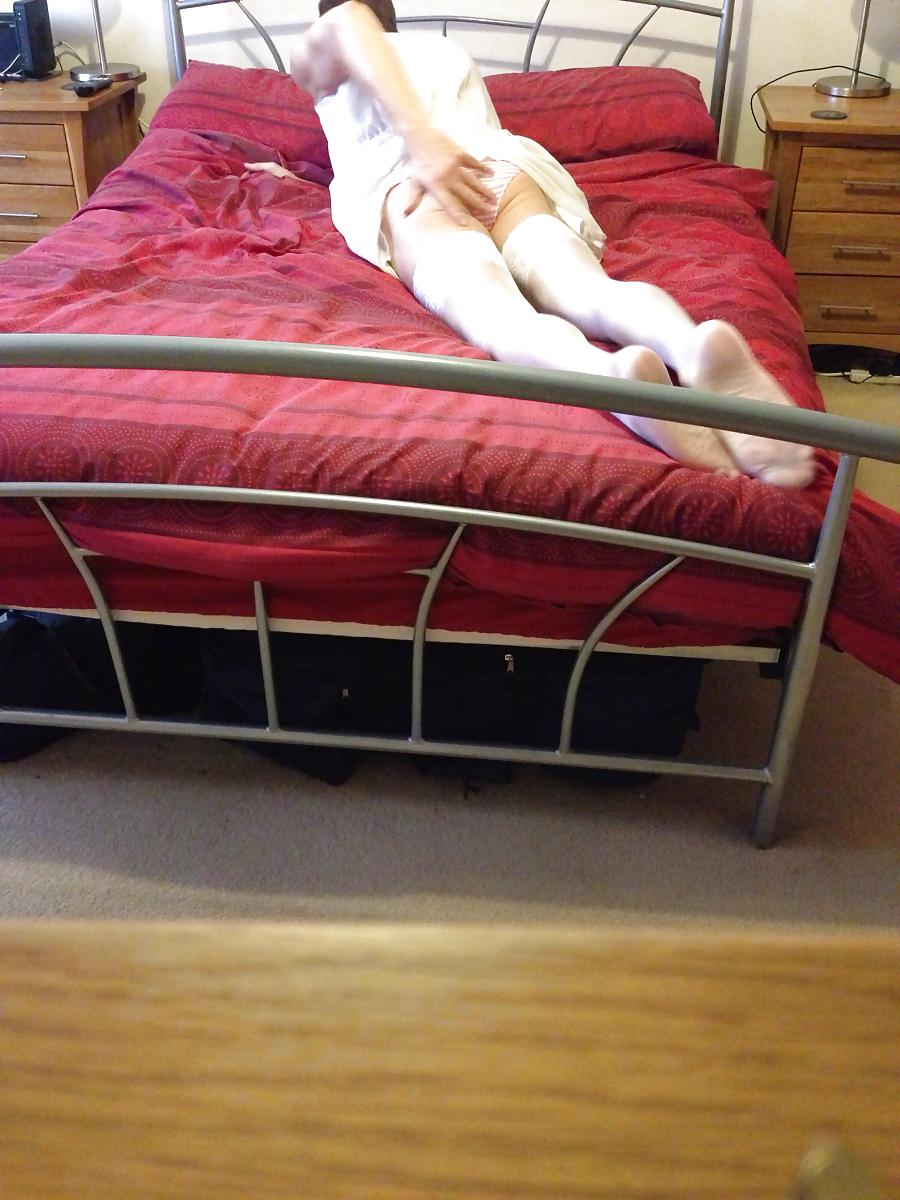 20P ON THE BED WITH MISTRESS TAWNEE
