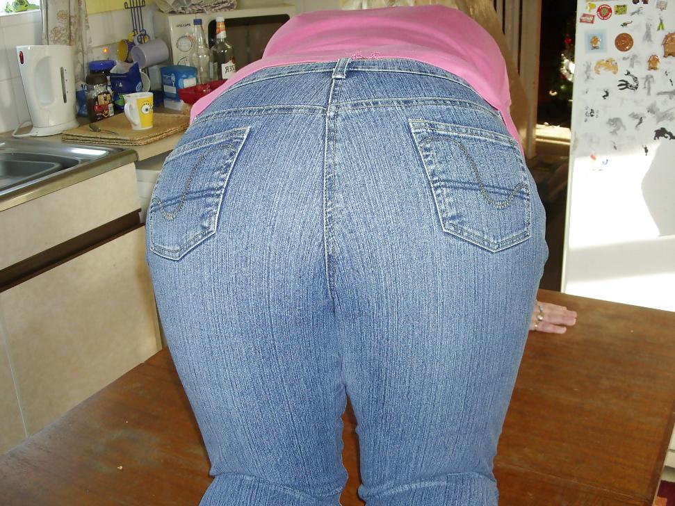 25P Wifes lovely ass in jeans