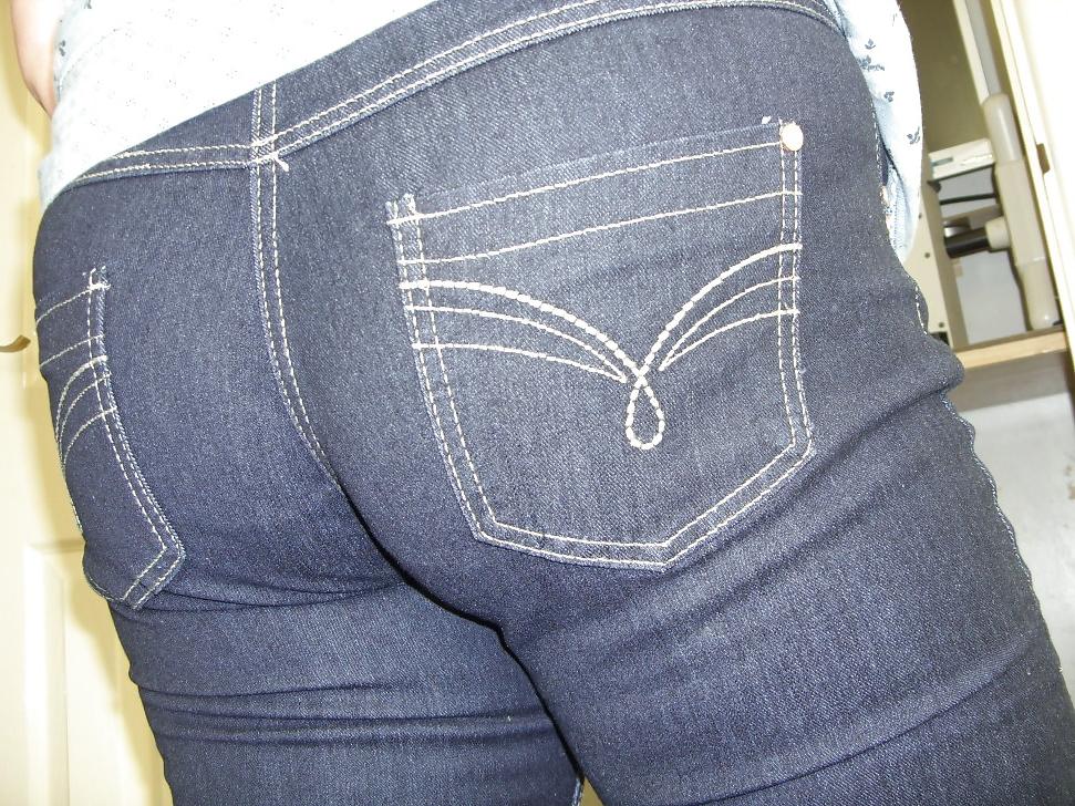 25P Wifes lovely ass in jeans