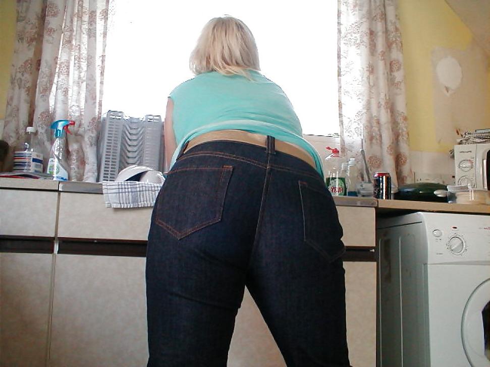 25P Wifes lovely ass in jeans