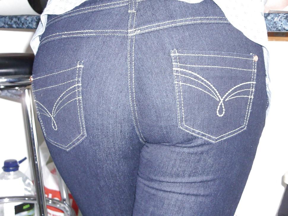 25P Wifes lovely ass in jeans