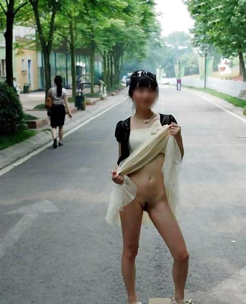 10P Chinese girl flashing pussy in public