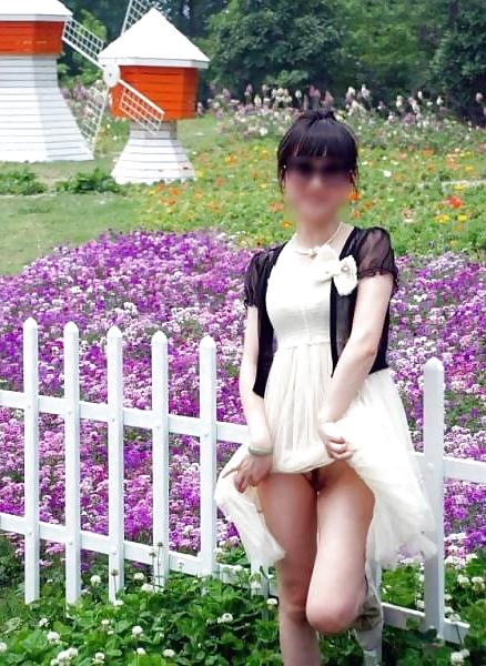 10P Chinese girl flashing pussy in public