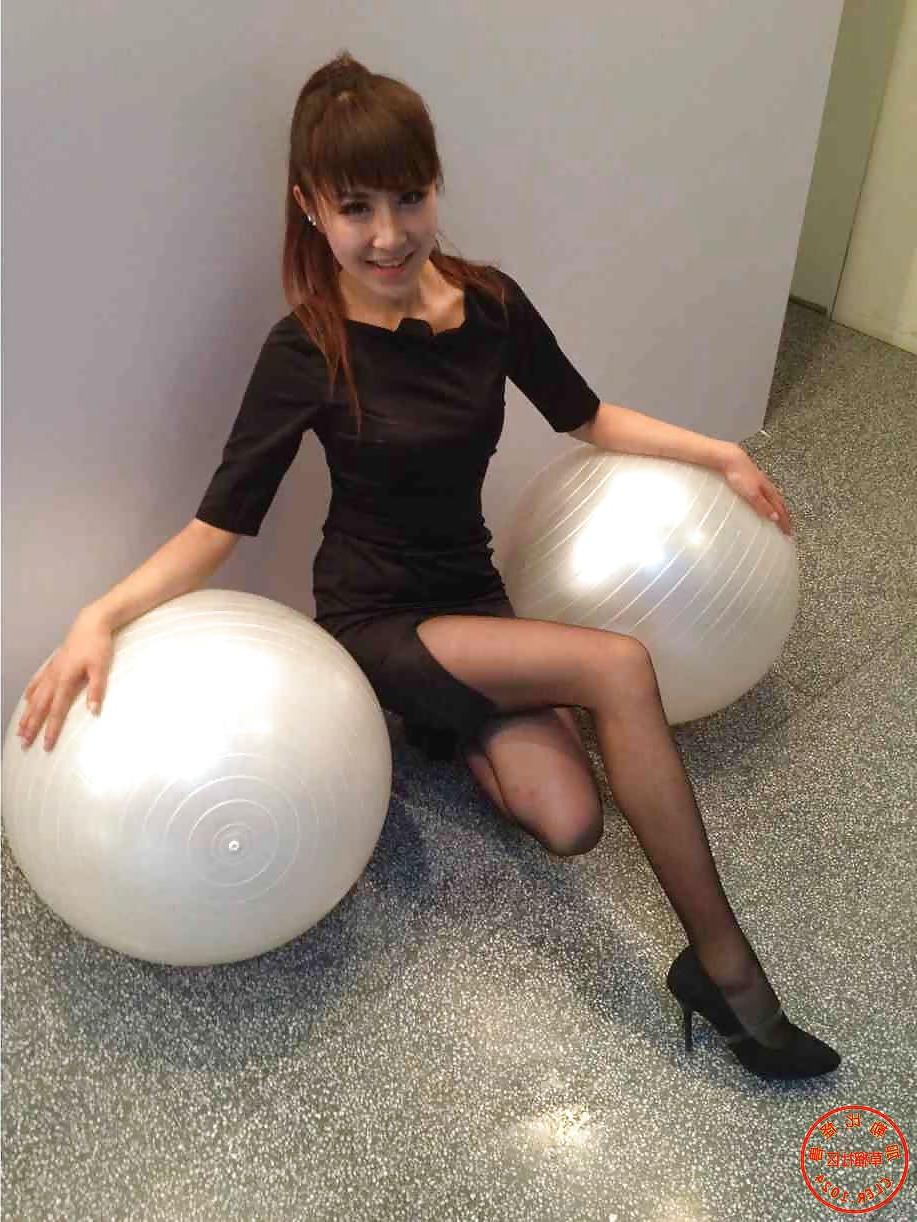 13P Chinese girl takes self pics