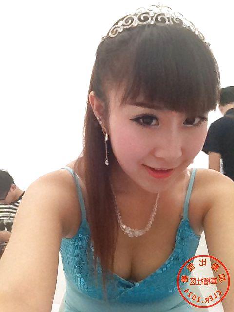 13P Chinese girl takes self pics