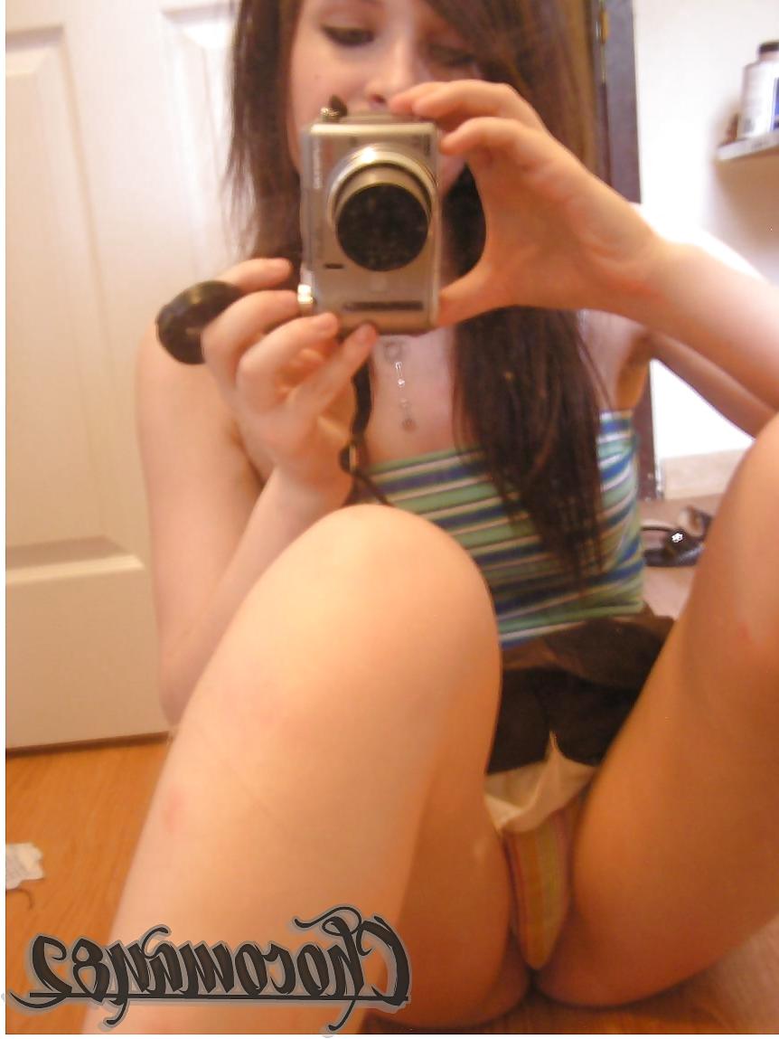 11P Atee taking pctures in the mirror