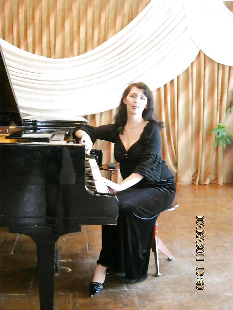 25P Tickling the ivories