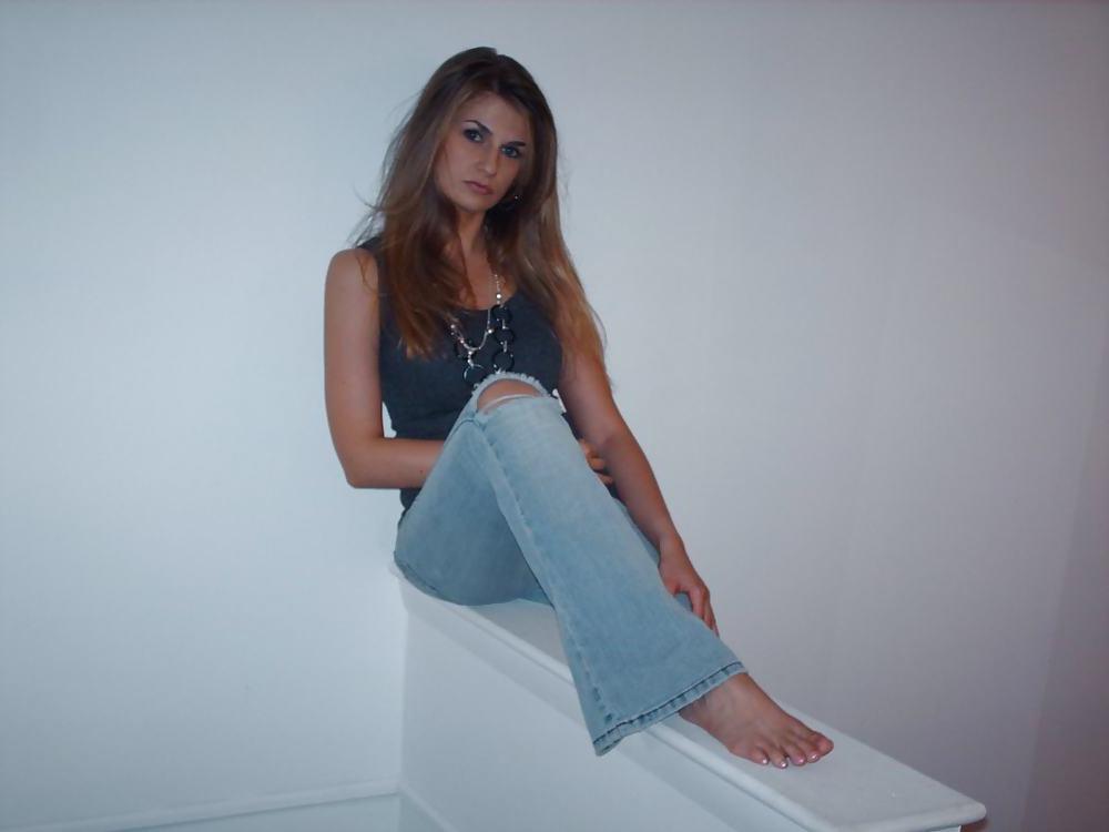 25P Amanda In Ripped Jeans and Barefeet