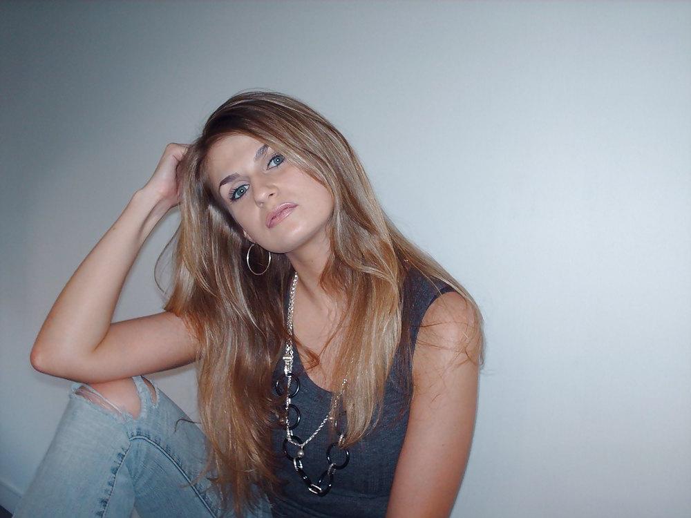 25P Amanda In Ripped Jeans and Barefeet