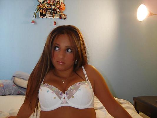 25P Cute Arabian Chick