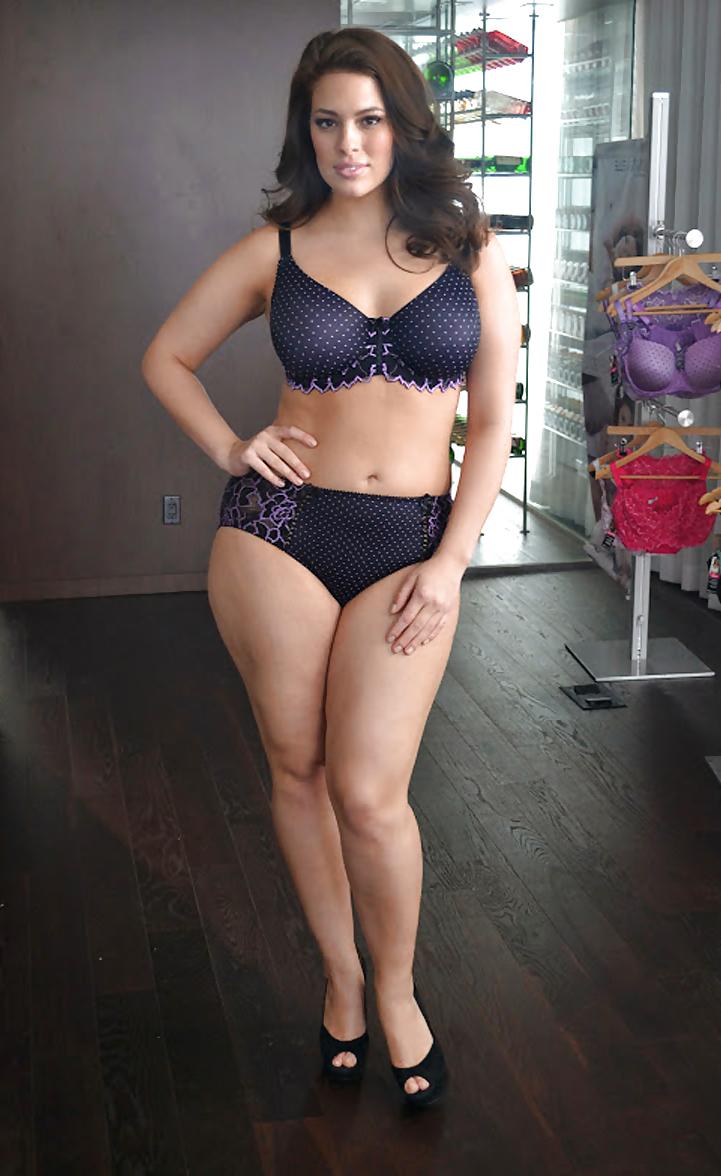 19P Ashley Graham - natural and curvy top model