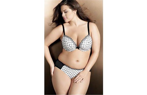 19P Ashley Graham - natural and curvy top model