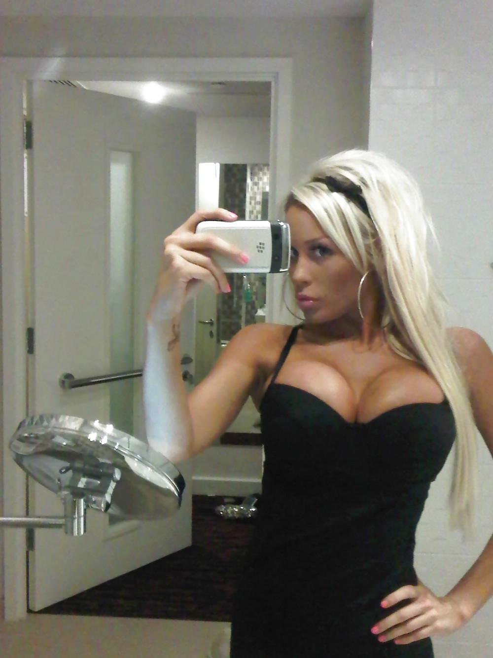 25P Bimbo Selfshots