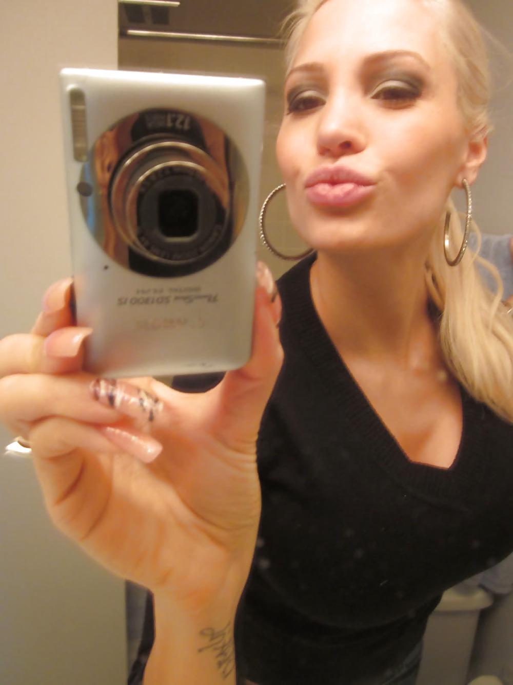 25P Bimbo Selfshots