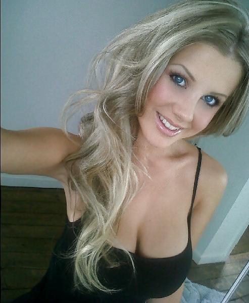 25P Bimbo Selfshots