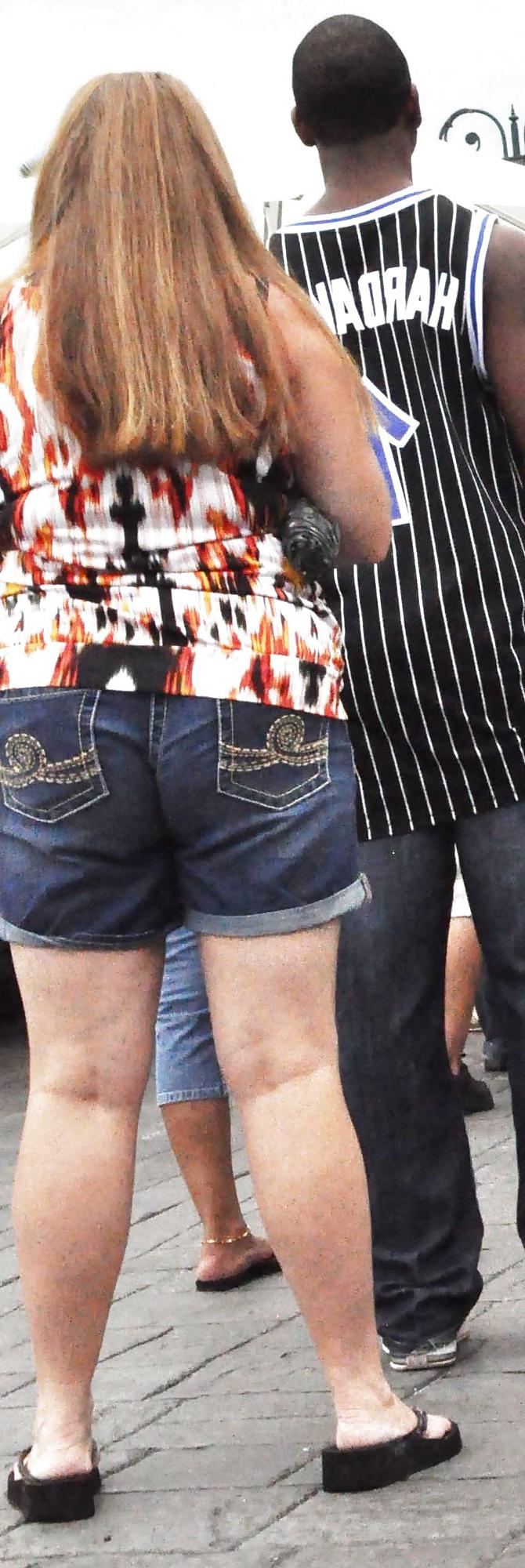 9P Mollige MILF mit Jean Wedgie