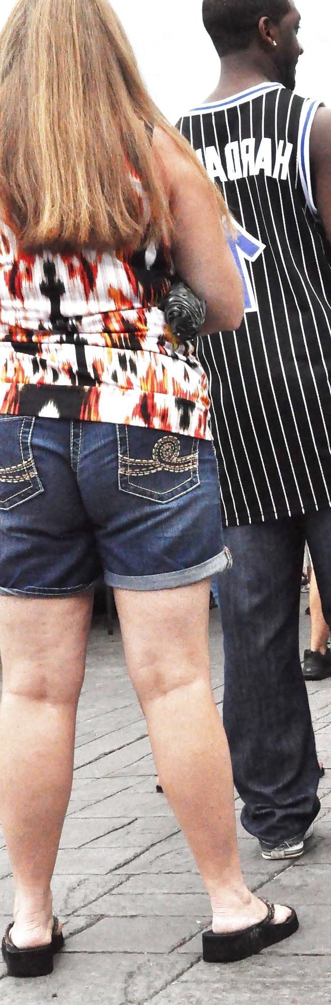 9P Mollige MILF mit Jean Wedgie