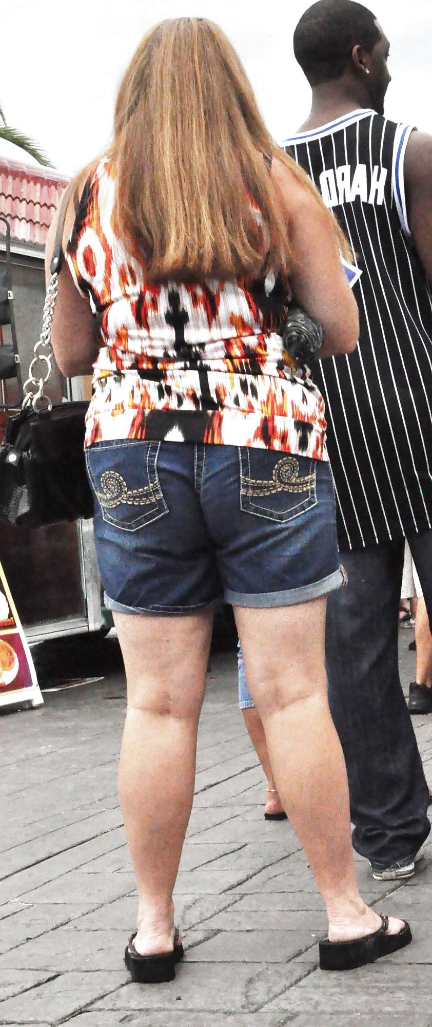 9P Mollige MILF mit Jean Wedgie