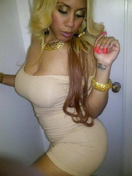 25P Latina and Brazilian with long nails and long toenails