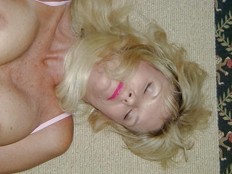 25P Sexy MILF debbie stockings heels pussy play