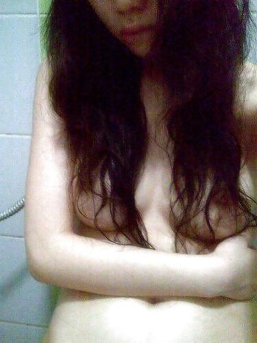 14P Chinese girl takes self pics