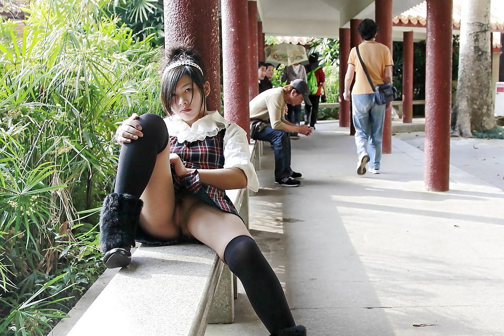 25P Chinese girl flashing pussy in public