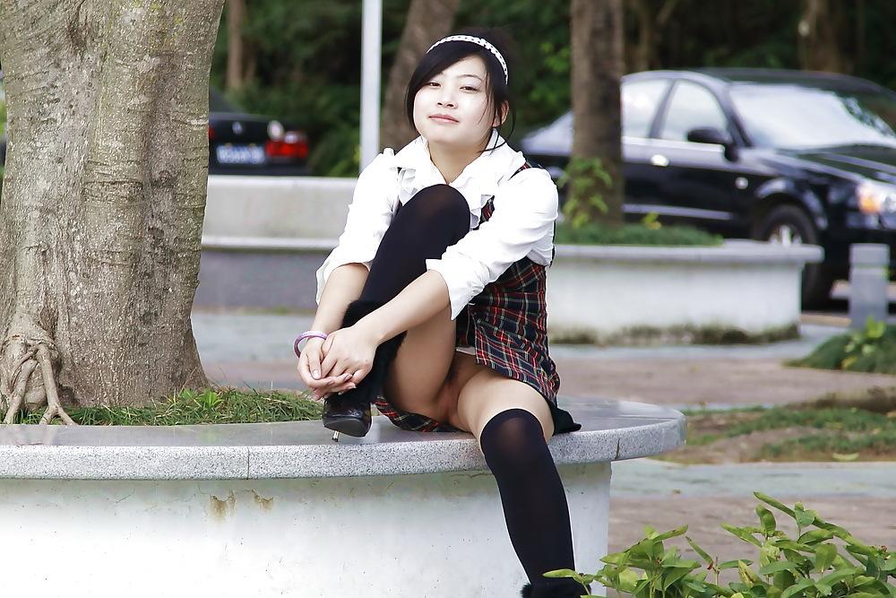 25P Chinese girl flashing pussy in public