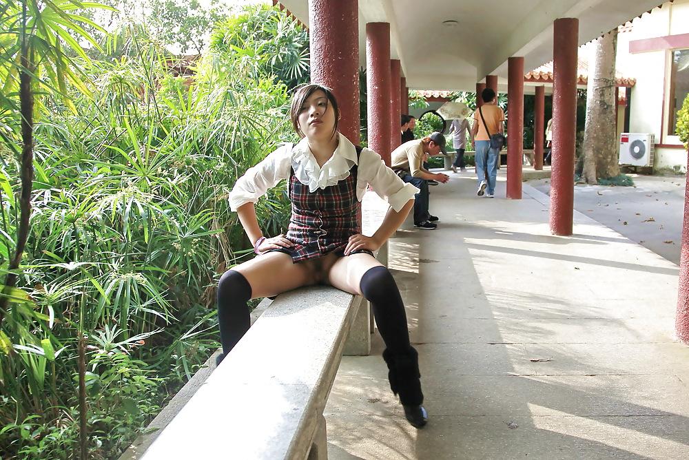 25P Chinese girl flashing pussy in public