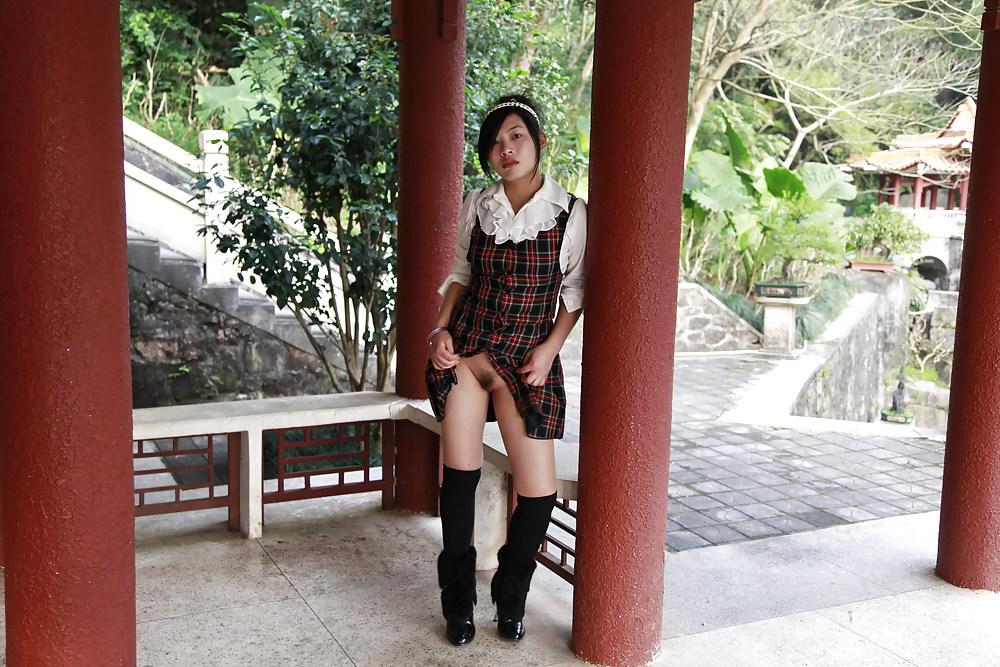 25P Chinese girl flashing pussy in public