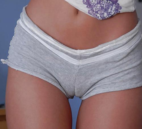25P Skinny girls with fat pussys!