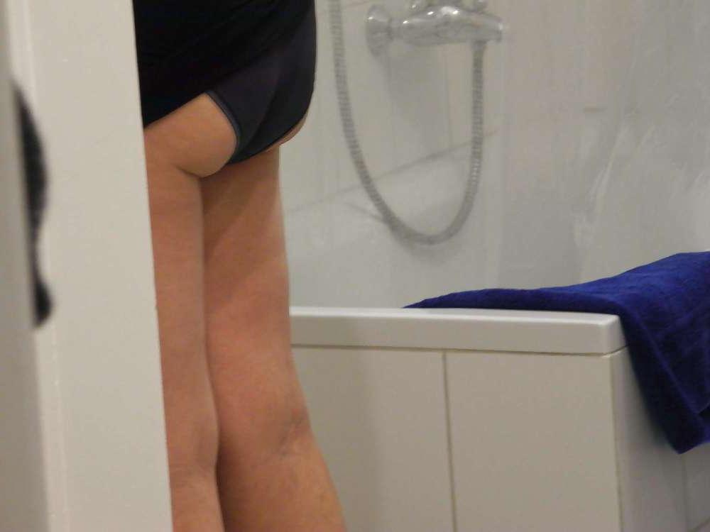 4P Mum Mom Frau Weib in Bathroom Bad