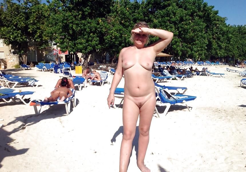 25P Nackt am Strand