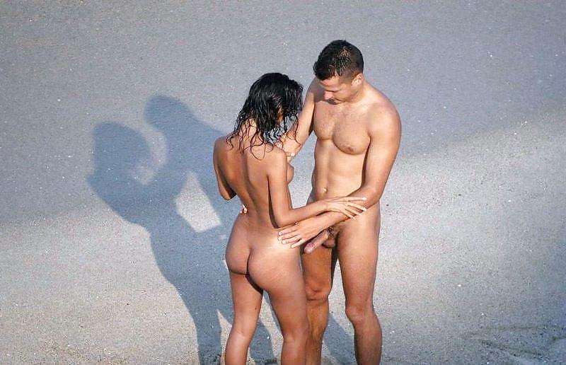 25P Nackt am Strand