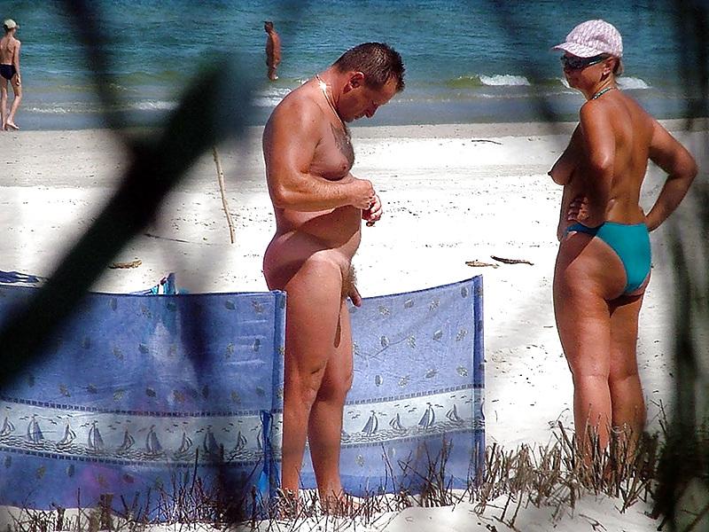 25P Nackt am Strand