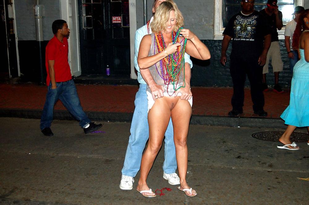 11P TheSandfly Daring Public Pussy Flashers!