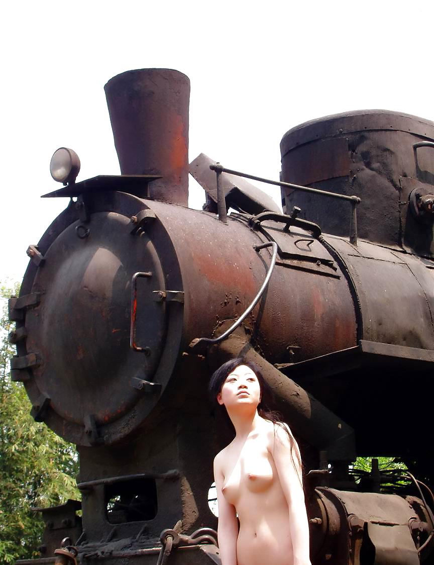 10P Chinese girl nude in public