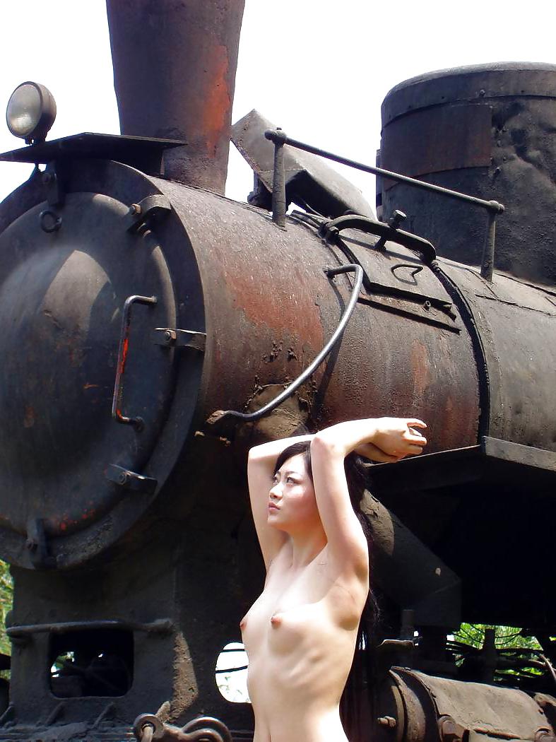 10P Chinese girl nude in public