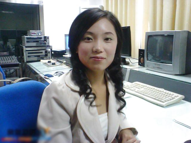 16P Chinese news reporter exposed