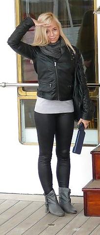 25P Sluts in tight pants! 13